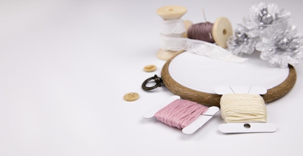 Pracownia haftu z widokiem na stół roboczy